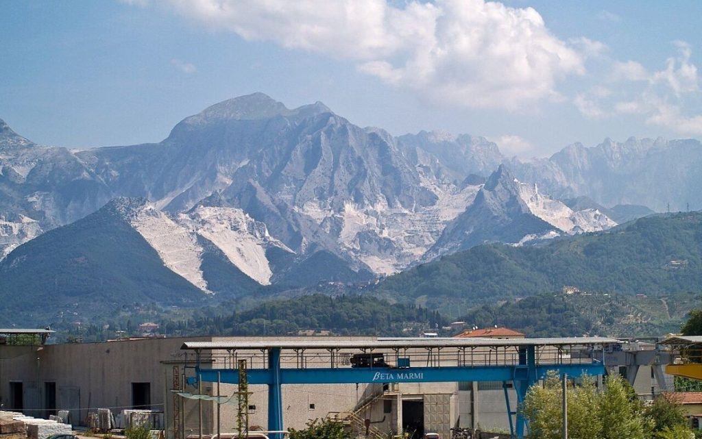 Le Apuane viste da Carrara @ Wikipedia