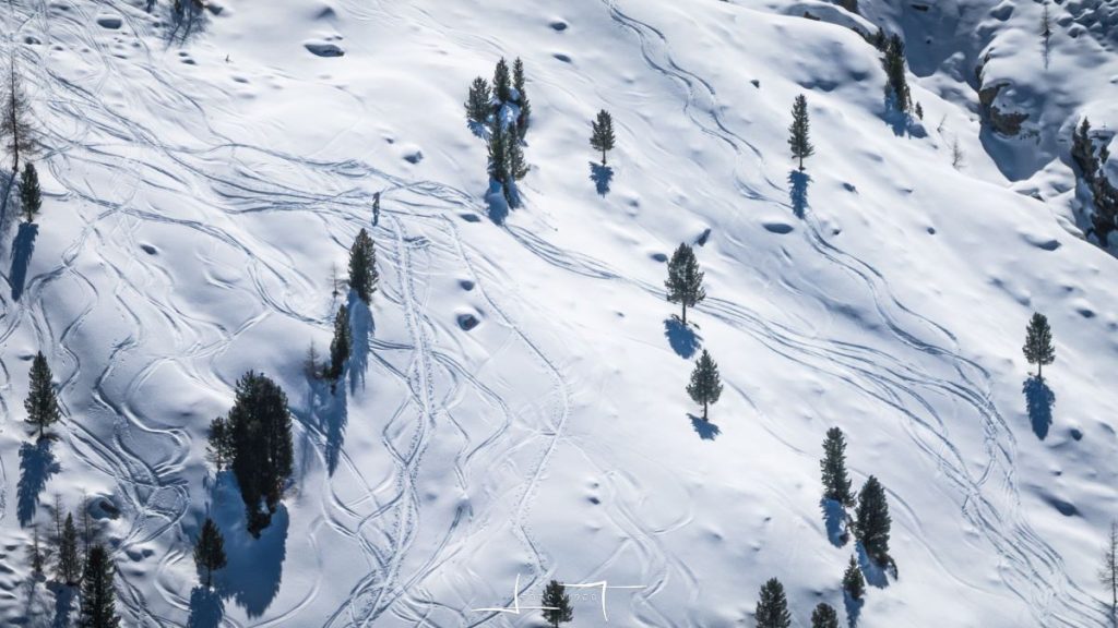 Tracce di skialper e ciaspolatori salendo verso il rifugio. Foto Luigi Tassi