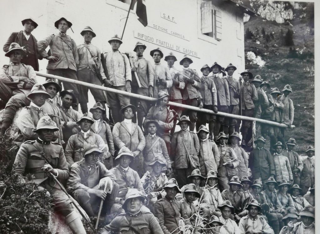 Alpini al rifugio Da Gasperi, foto storica