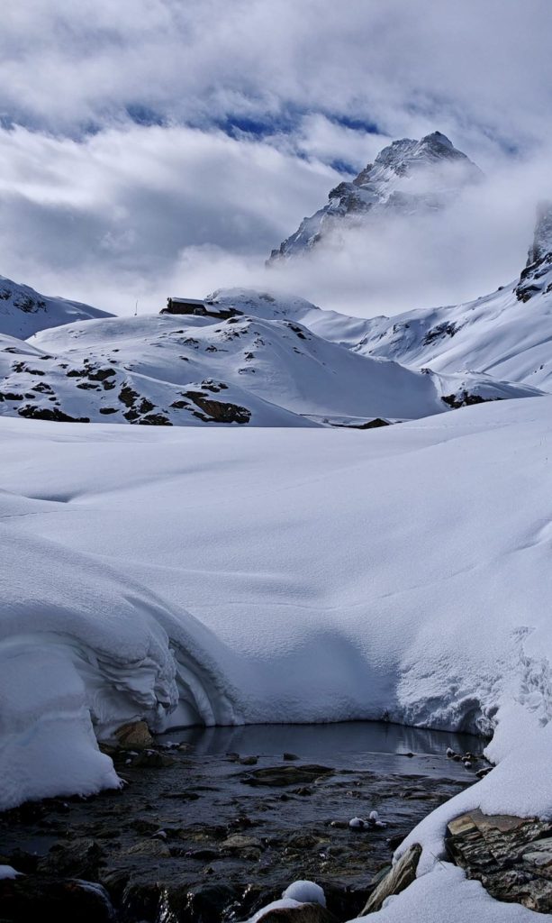 Il Rifugio Benevolo visto dal basso, sullo sfondo la Granta Parei. Foto Vallet