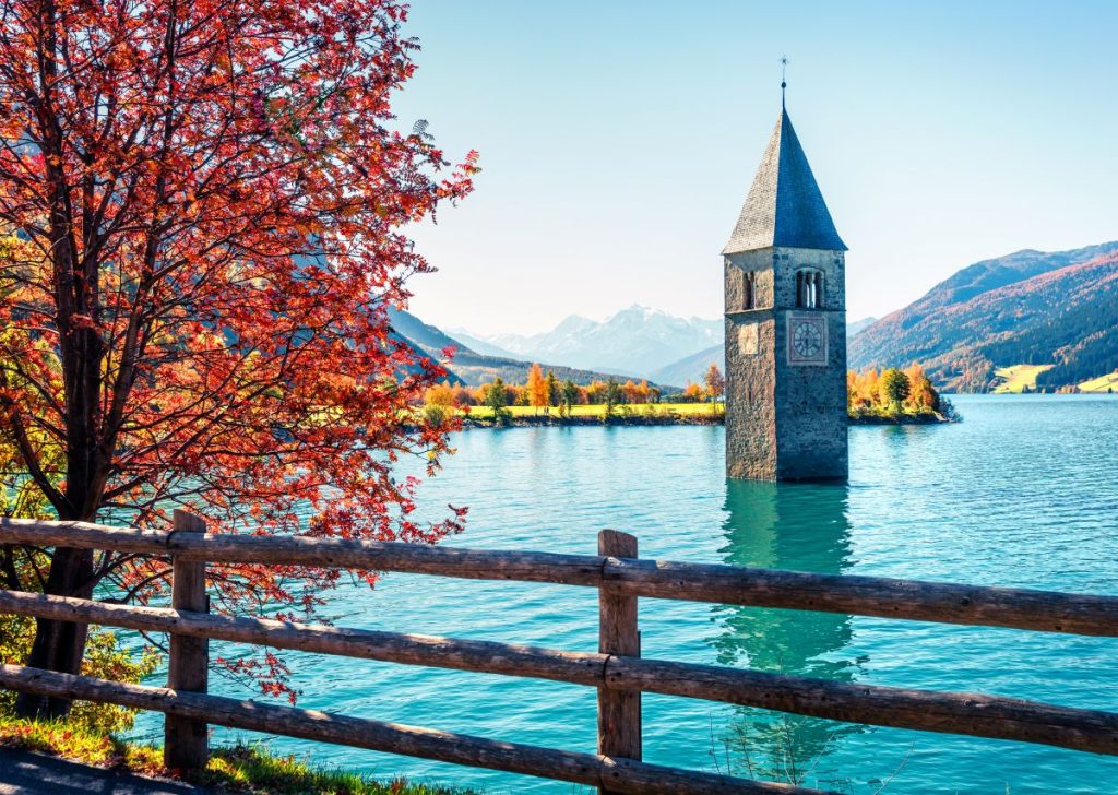 Il campanile che spunta dal Lago di Resia (BZ) @ AdobeStock