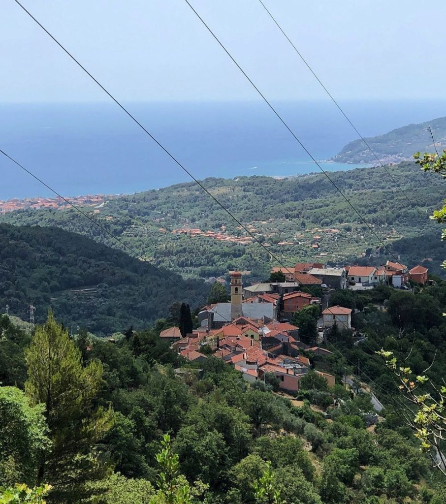 Tovo, borgo silenzioso affacciato sul Mar Ligure