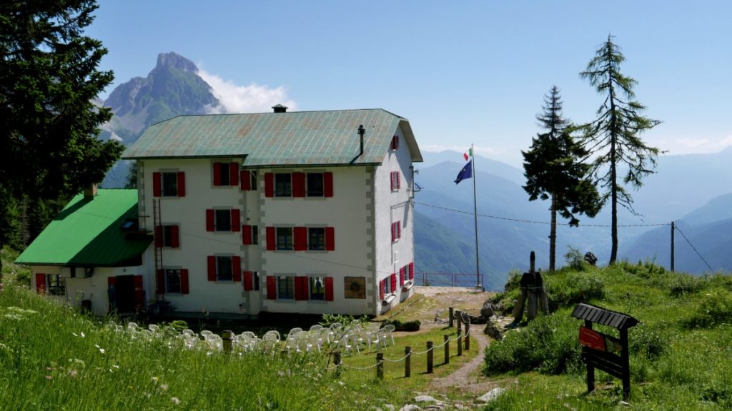 Il Rifugio De Gasperi, foto Stefano Ardito