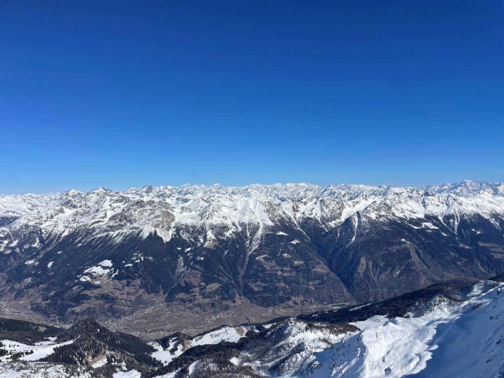 Infinite montagne che si perdono all