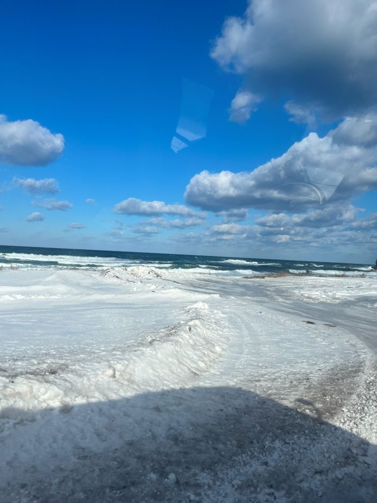 Neve in spiaggia, ai piedi dell