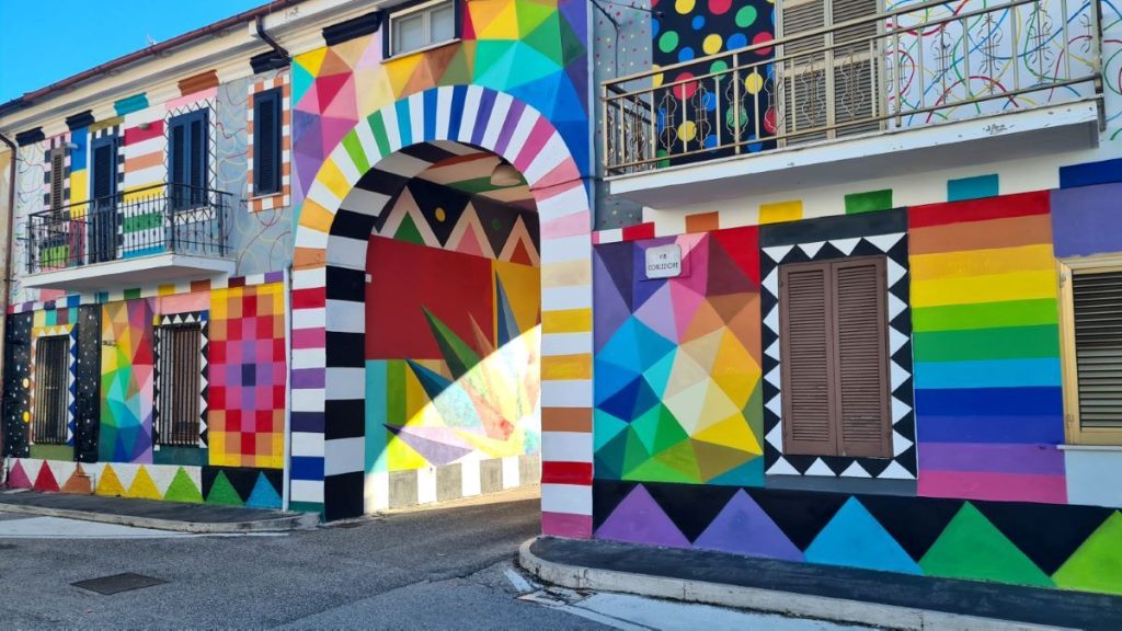 Aielli, murales di Okuda San Miguel, foto Stefano Ardito