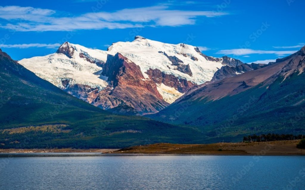 Il Cerro Guanaco visto dal Lago Roca @ Adobestock_1