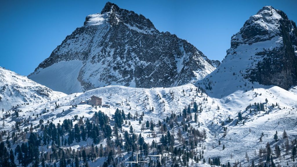 Il RIfugio Roma con il Wildgall sullo sfondo e il Tristennöckl sulla destra. Foto Luigi Tassi