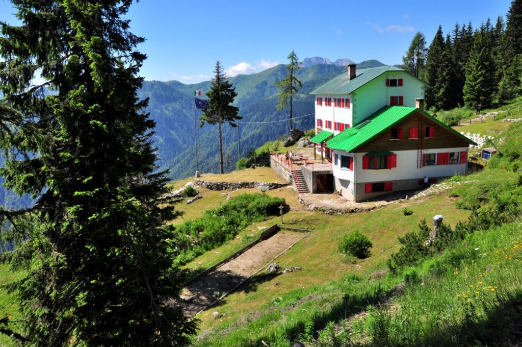 Il Rifugio De Gasperi. Si trova a 1767 metri di quota in Val Pesarina. Foto Stefano Ardito