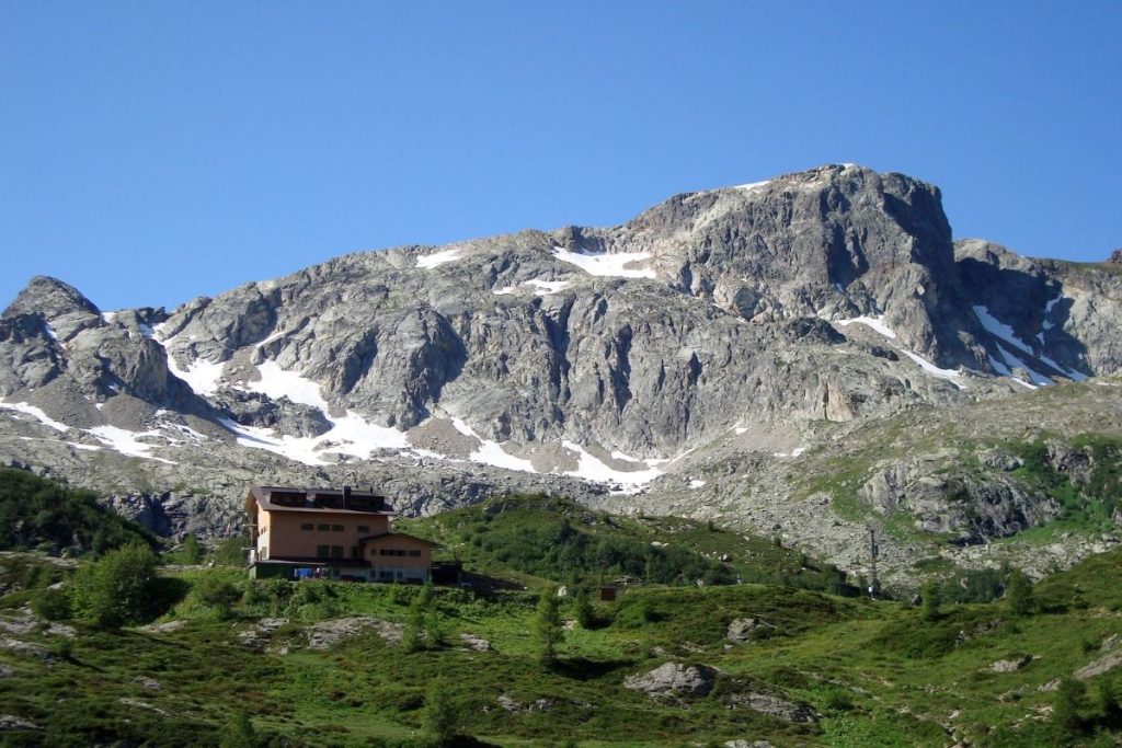 Il Rifugio Fratelli Calvi, situato a 2025 metri di quota nelle Orobie bergamasche