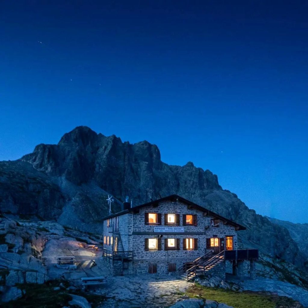 Il Rifugio Tita Secchi ai piedi del Cornone di Blumone