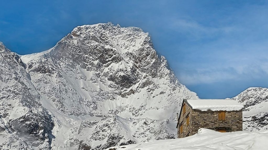 L'Alpe Testanera sovrastata dalla Punta Gnifetti. Foto Cesare Re