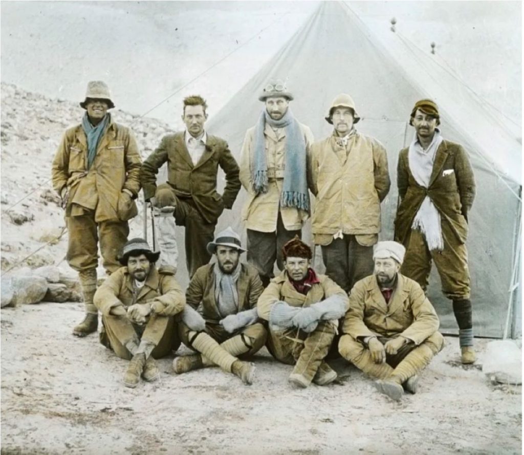 La spedizione inglese all'Everest del 1924. Shebbeare è il primo seduto a sinistra © royal geographical society