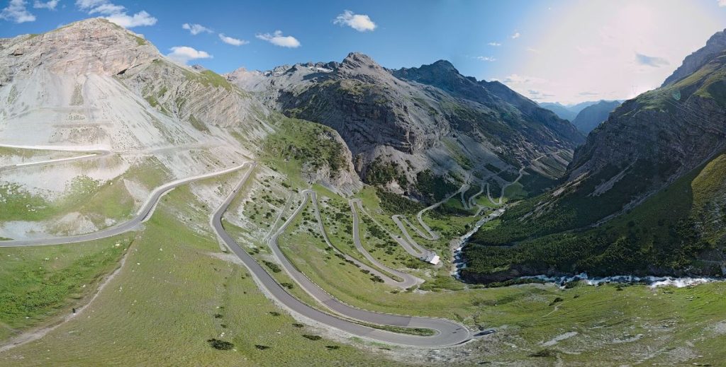 La strada sul versante valtellinese @ Wikipedia