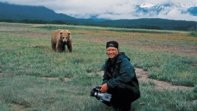 Timothy Treadwell sul set di Grizzly man, il documentario di Werrner Herzog che racconta il tentativo fallito di un uomo di rapportarsi con la natura estrema dell'Alaska