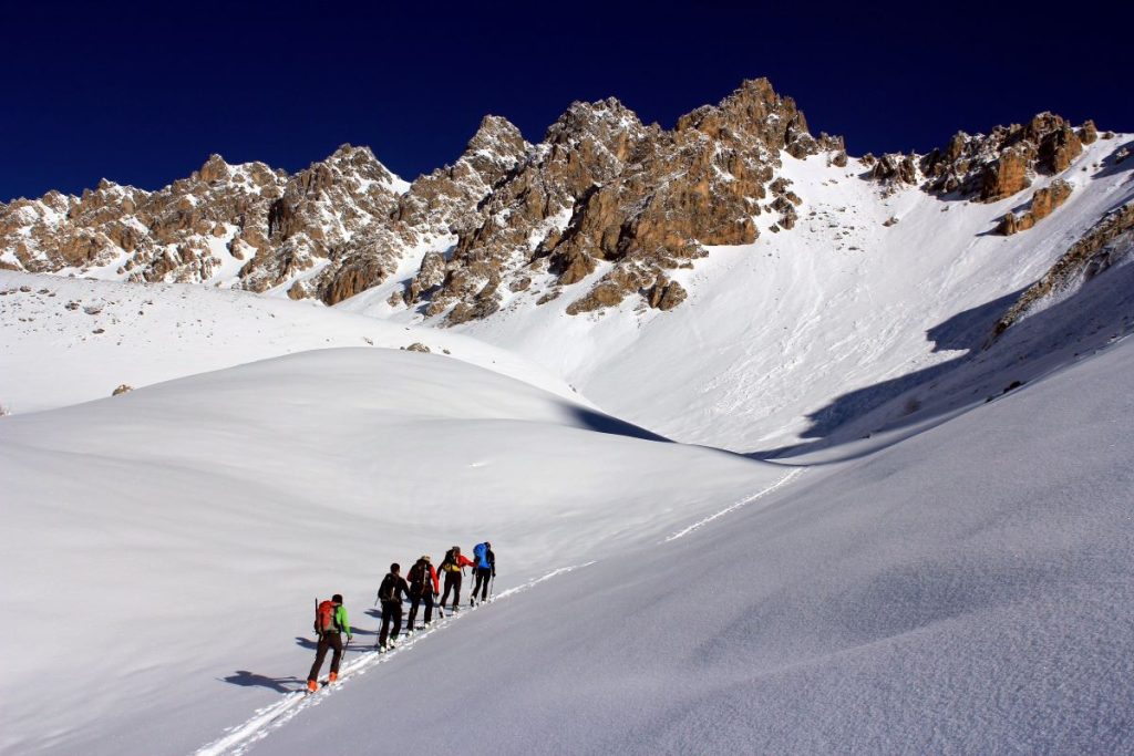 Un gruppo di scialpinisti durante un'escursione @ AdobeStock