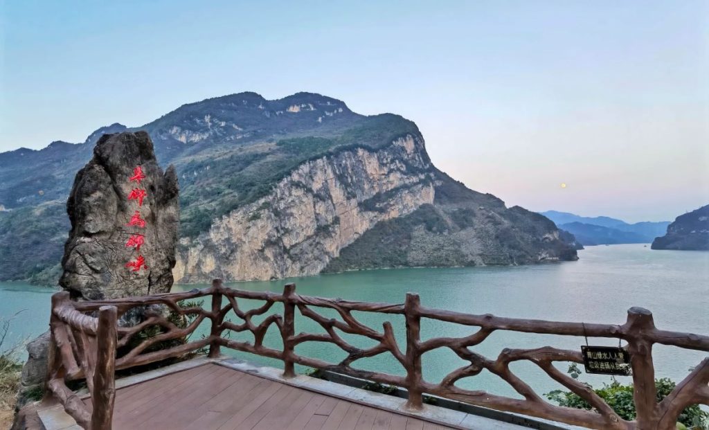 La terrazza panoramica con vista sullo Yangtzee e la Puppy Mountain. Foto Shi Tong