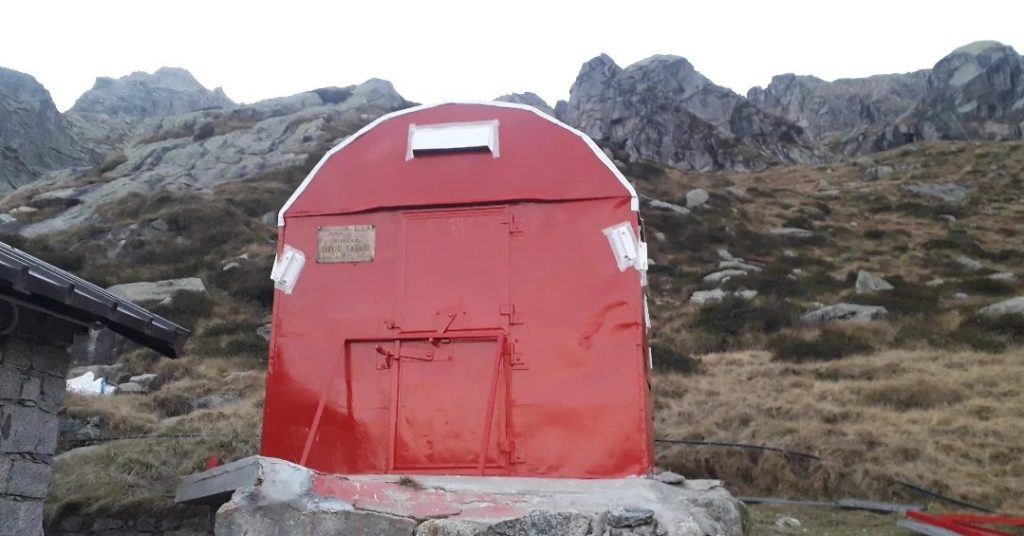 Il Bivacco Silvio Saglio, collocato accanto al rifugio Omio in Val Masino