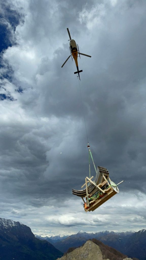 In volo verso valle, dove il bivacco sarà restaurato @Sebastian Limbach