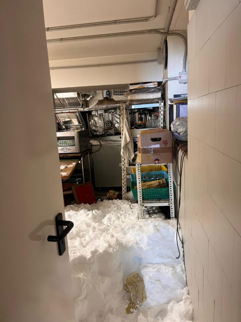 La cucina del rifugio riempita di neve @ primabiella.it