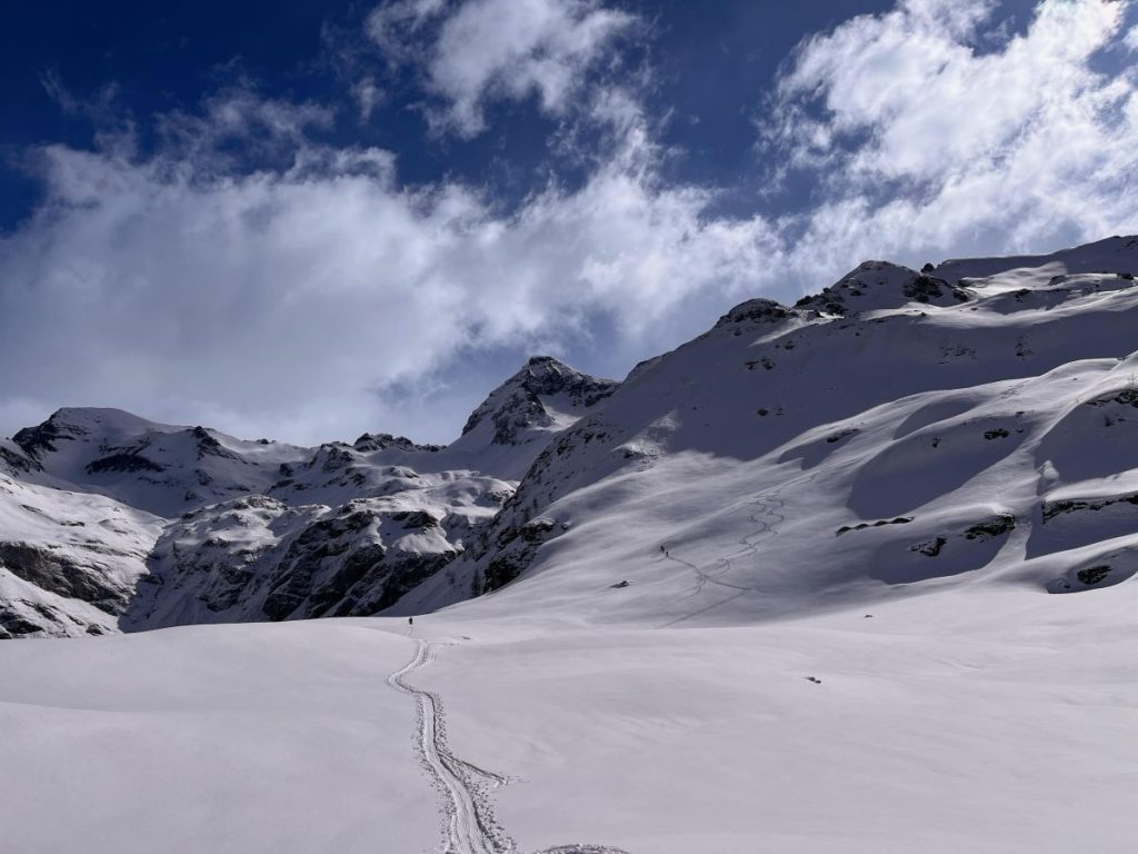 La traccia verso il Mont Roisetta (a sinistra). Foto Deborah Bionaz