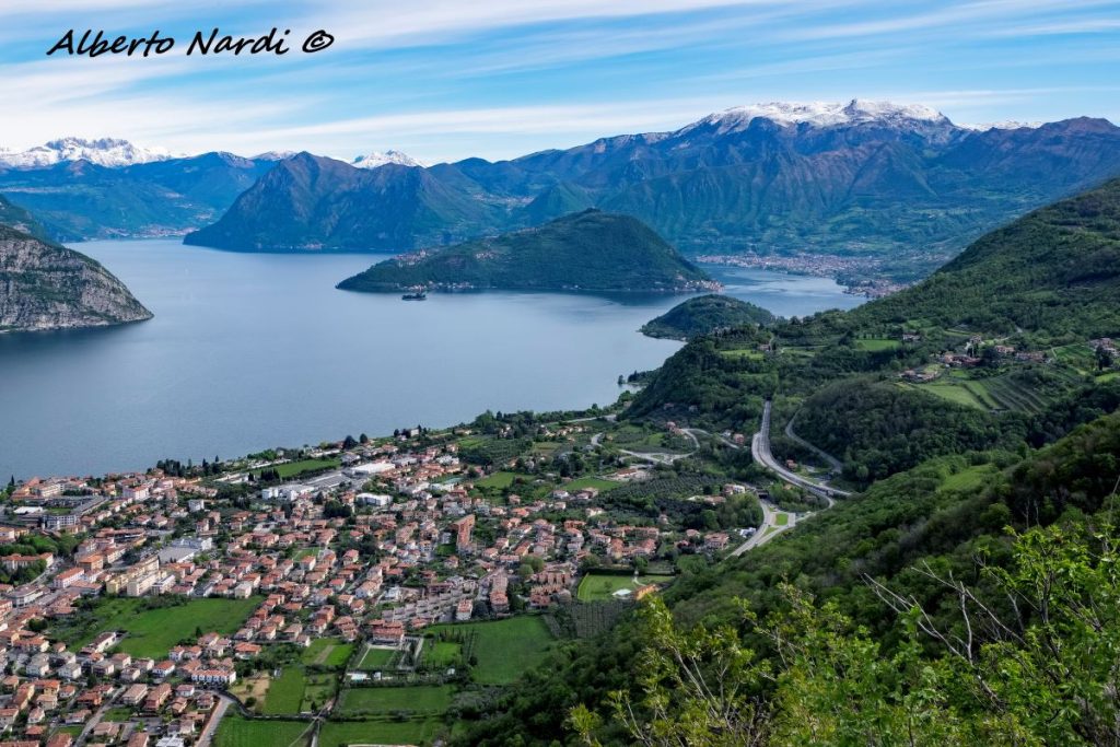 La vista dal sentiero. Sulla destra il profilo innevato del Monte Guglielmo