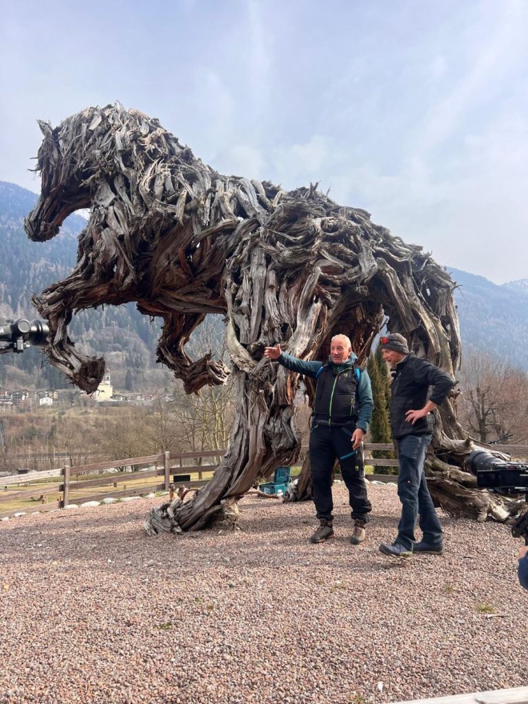 Lino Zani con lo scultore Marco Matalar davanti al cavallo di legno più grande del mondo