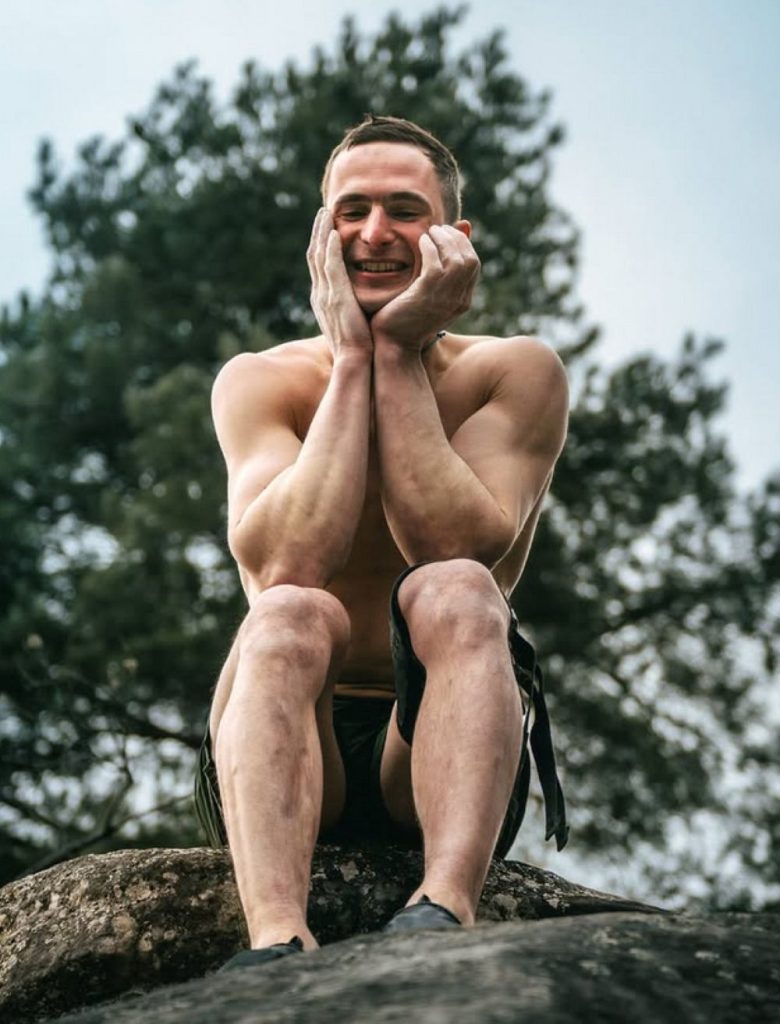 Pausa relax per Adam Ondra a Fontainebleau. Foto IG adam.ondra