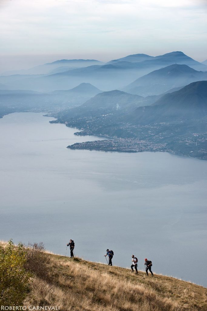 Salendo verso Cima Costabella. Foto Roberto Carnevali