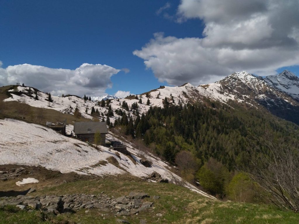 Ultima neve di stagione intorno al Rifugio Alpe Colma