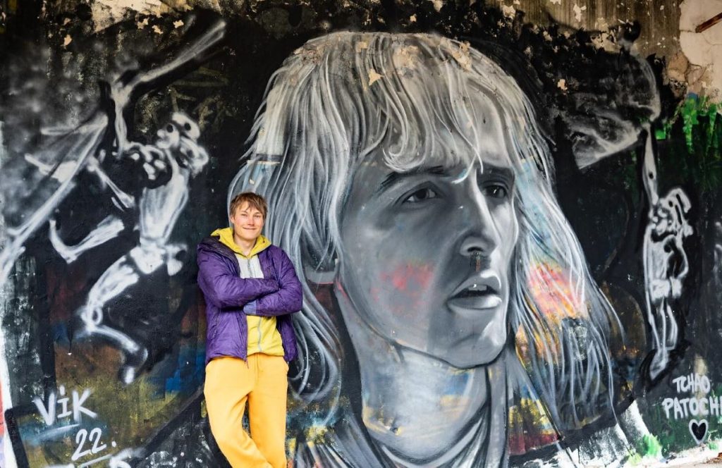 Accanto al murales che raffigura Patrick Edlinger. Foto FB Alexander Megos