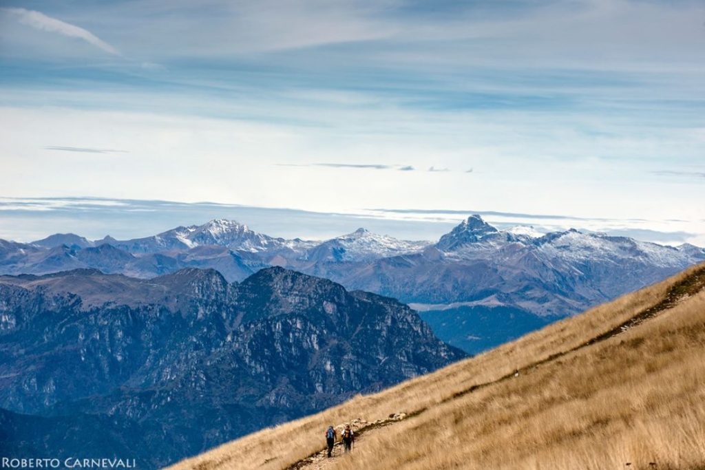 Il panorama verso Occidente salendo a Cima Costabella. Foto Roberto Carnevali