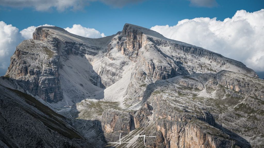 Le Cime Piatte e alla sinistra la Forcella del Lago. Foto Luigi Tassi