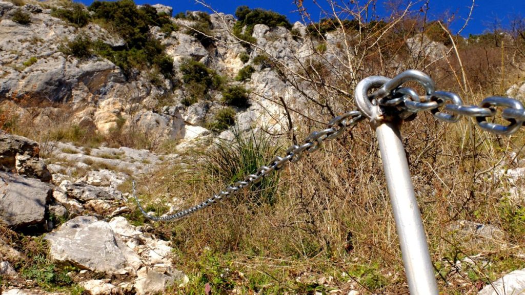 Monte Morra, la ferrata sui prati, foto Stefano Ardito