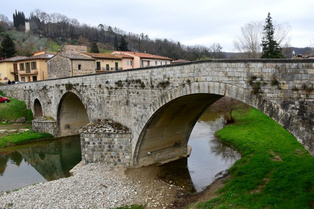 Sambuca, il ponte sulla Pesa, foto Stefano Ardito