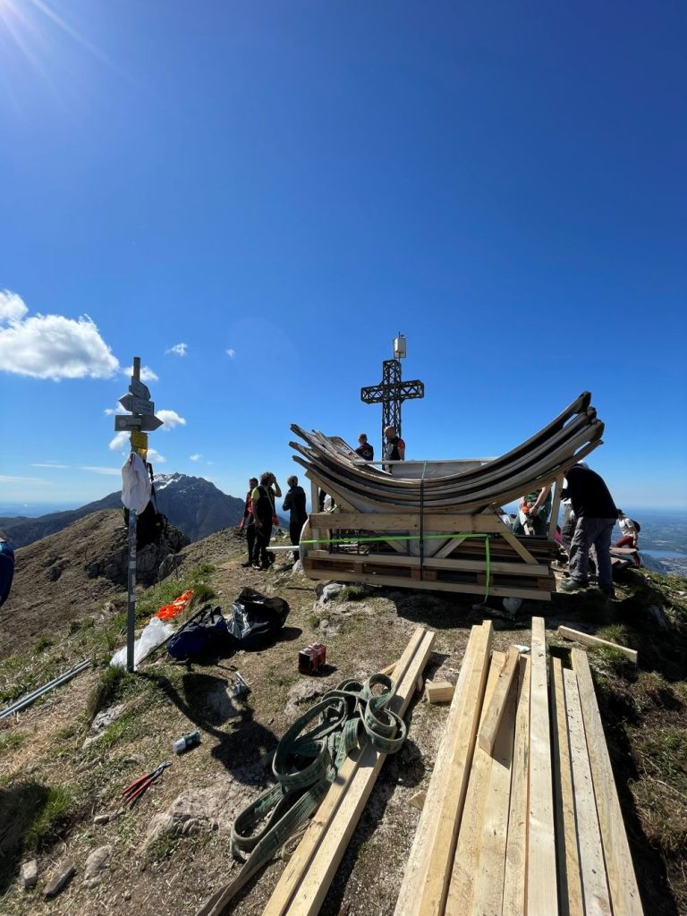 Una fase dello smontaggio del bivacco @ Sebastian Limbach