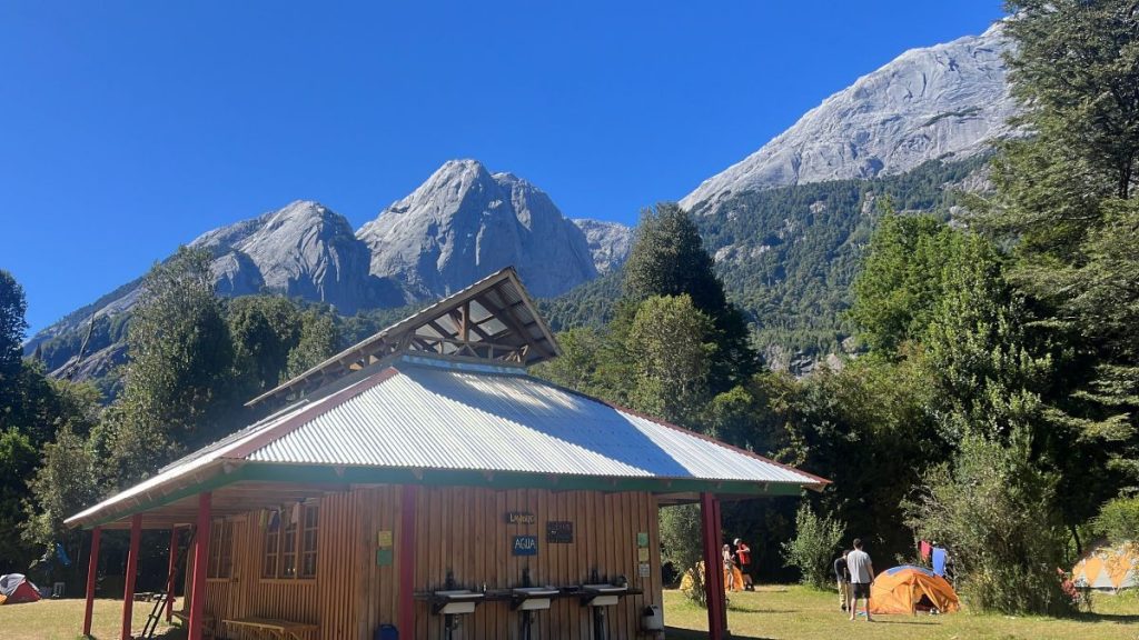 Uno dei campeggi nella Valle di Cochamò, in Cile. Foto Marco Zanchetta