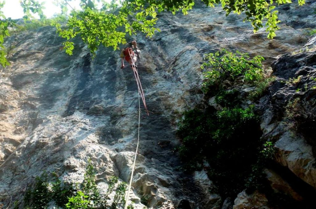 Delfino Formenti, per gli amici Delfix, in azione mentre attrezza un tiro al Branchiosauro