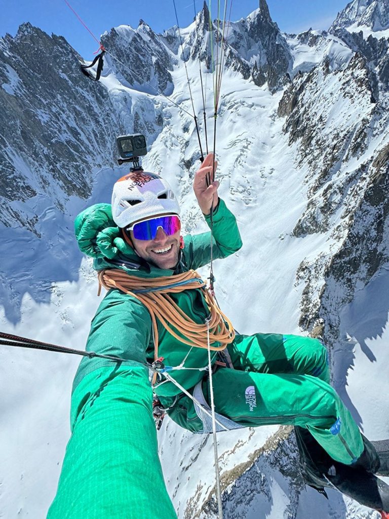 In volo dalle Grandes Jorasses @benjaminvedrines
