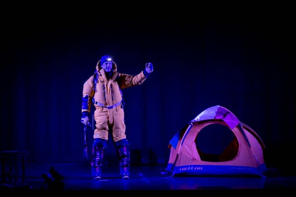 Luca Colli durante la rappresentazione di un suo spettacolo teatrale