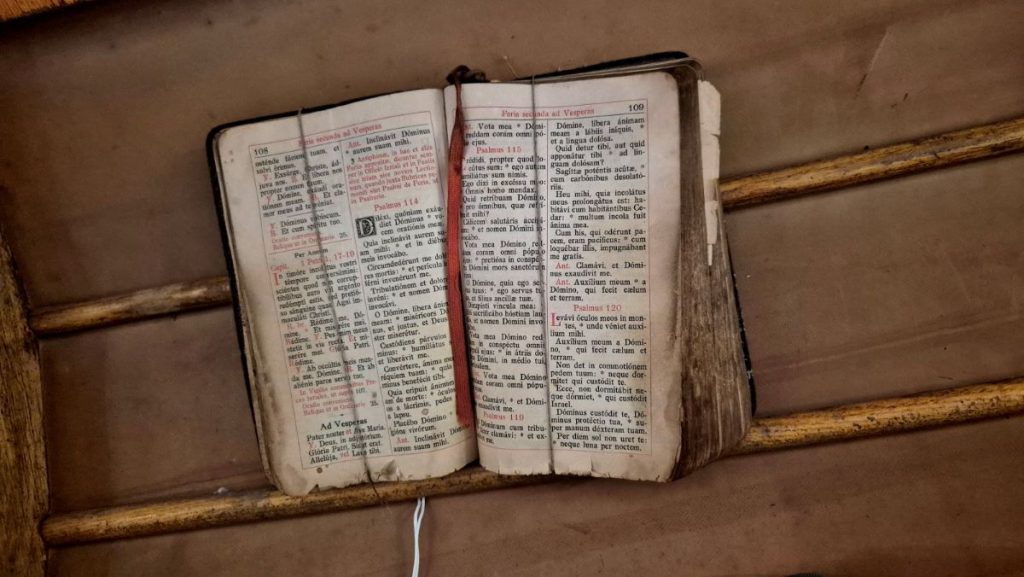 Rifugio di Chocholowska, il breviario di Giovanni Paolo II nel suo kayak, foto Stefano Ardito