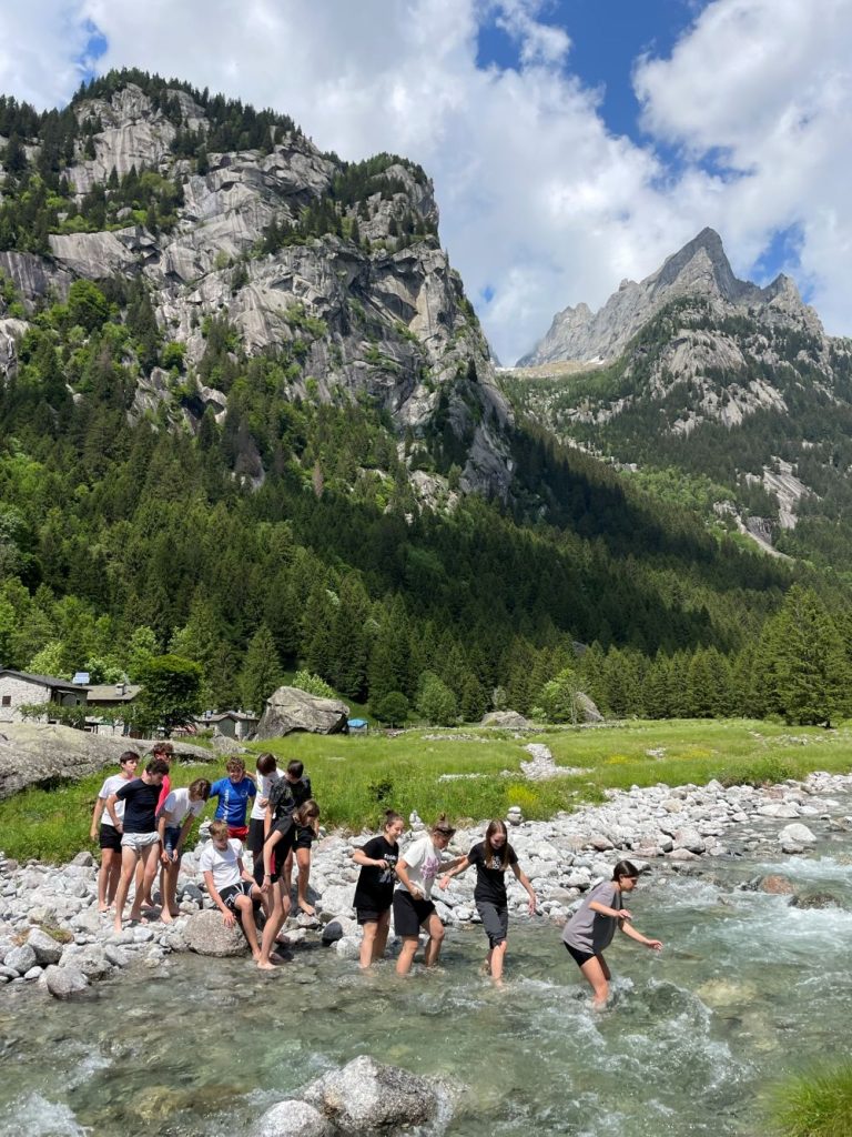 Esplorare boschi, pascoli, torrenti e pietraie, suscita sorpresa e interesse, foto M. Comi
