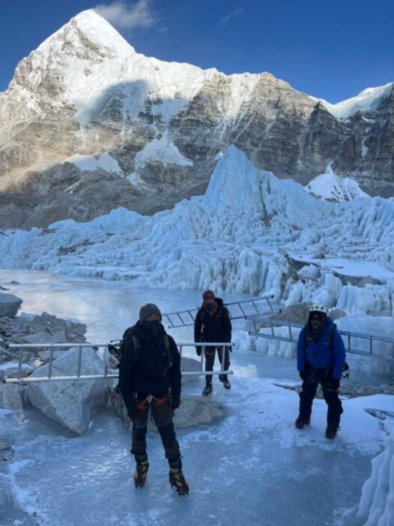 Icefall Doctors durante i lavori per attrezzare la via lungo il ghiacciaio, foto SPCC