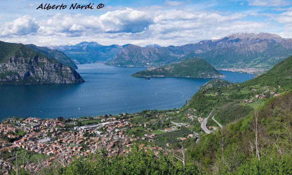 Il paese di Iseo e, al centro del lago, Montisola. Foto Alberto Nardi