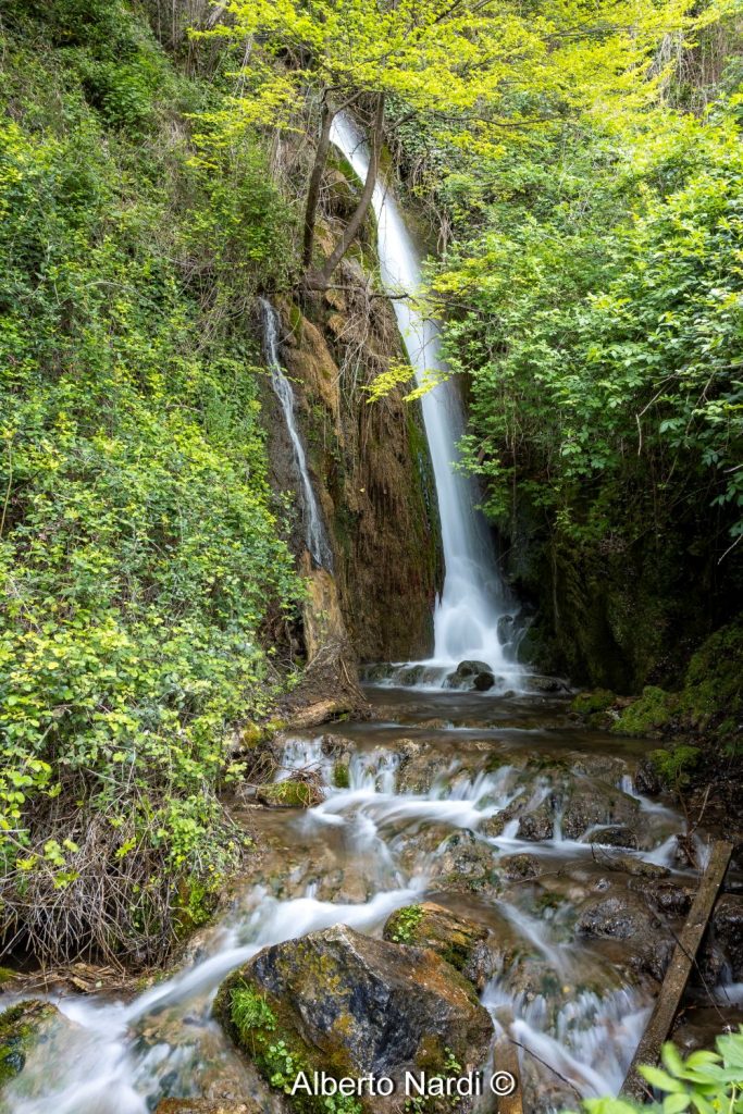 Lungo il Sentiero delle Cascate del Menotre. Foto Alberto Nardi
