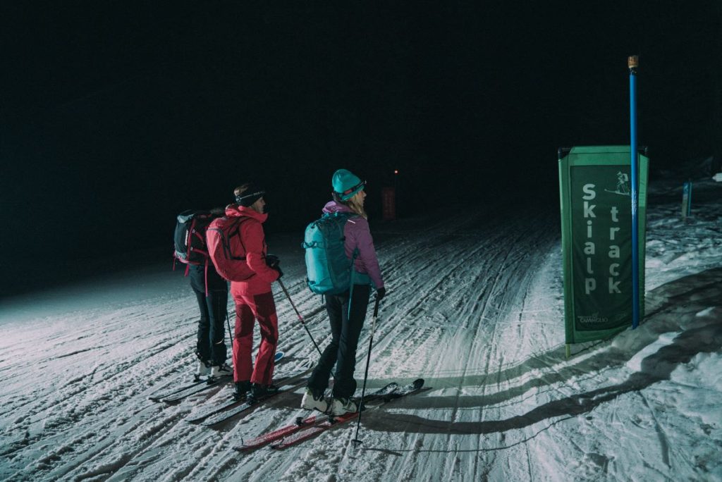 Ski alp track by night a Madonna di Campiglio. Foto @campigliodolomiti - Busacca Marco