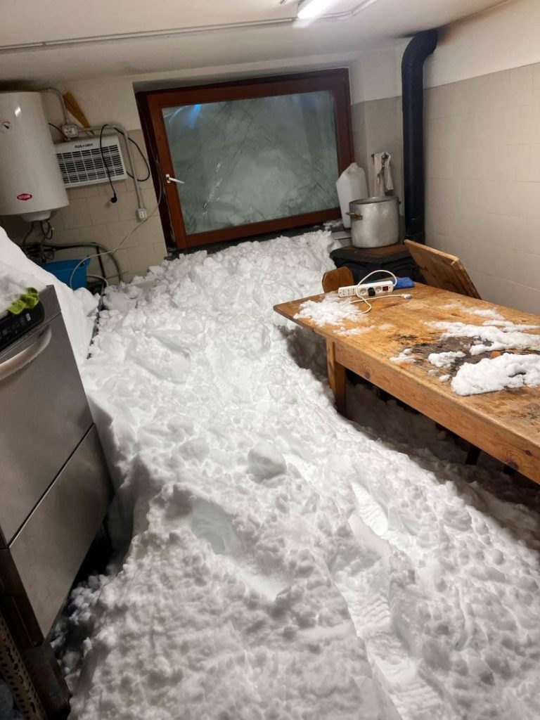 Uno dei locali del rifugio dopo la valanga @ primabiella.it