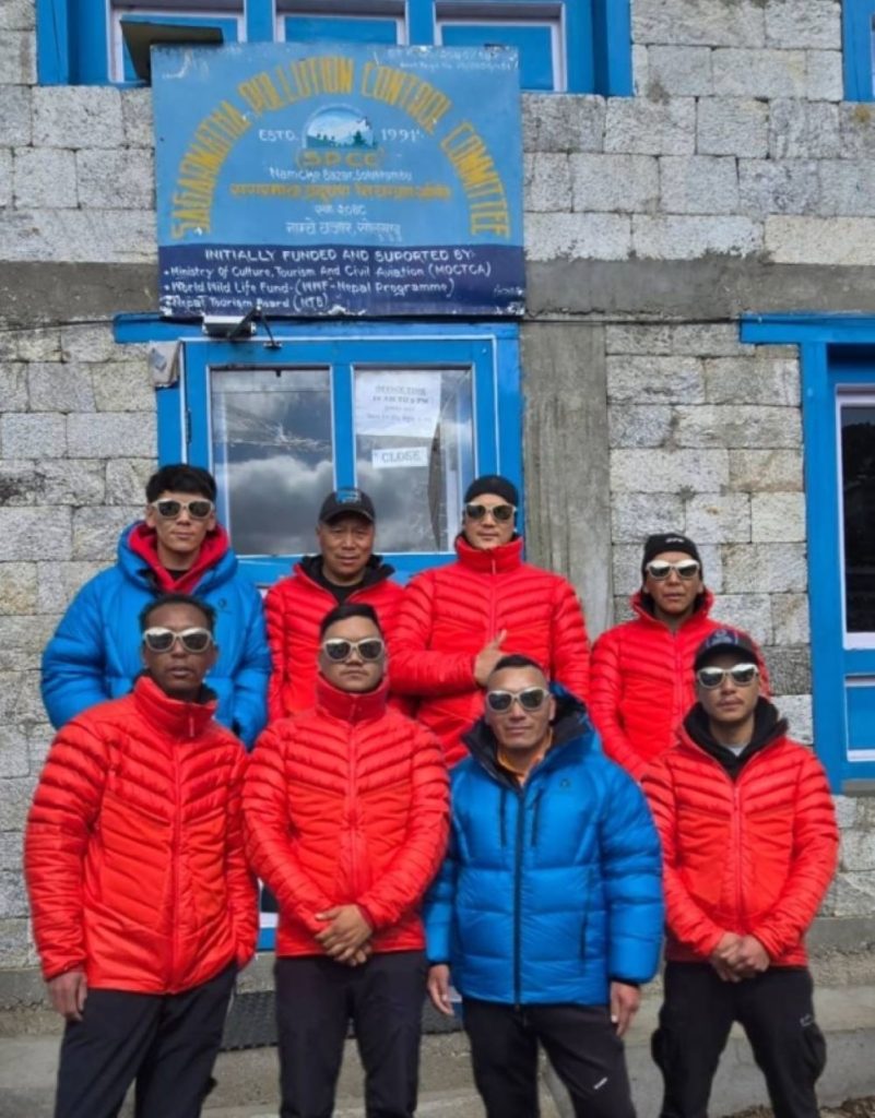 Gli otto Icefall Doctors alla partenza da Namche Bazaar, foto SPCC