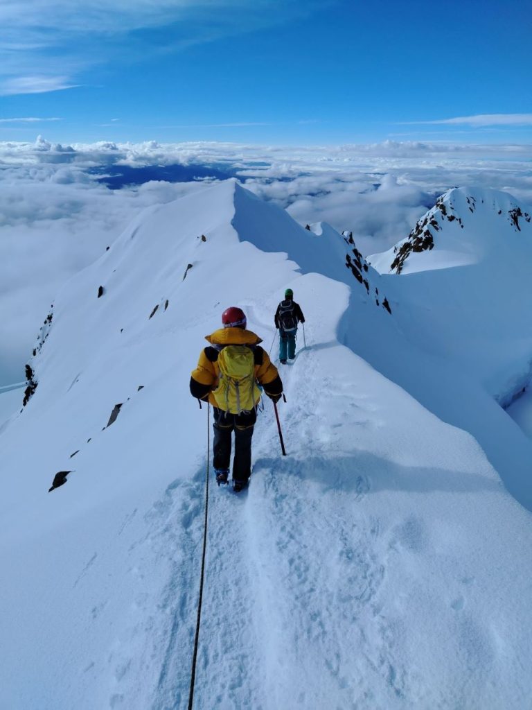 In discesa lungo la cresta sommitale. Foto Elena Casolaro