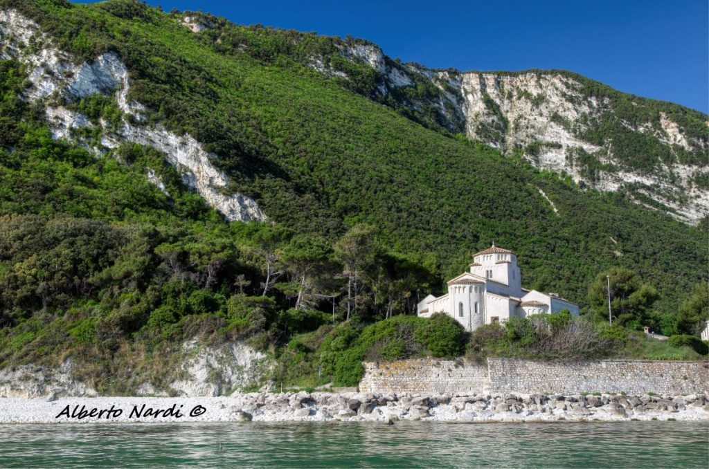 La chiesetta romanica di Santa Maria di Portonovo. Foto Alberto Nardi